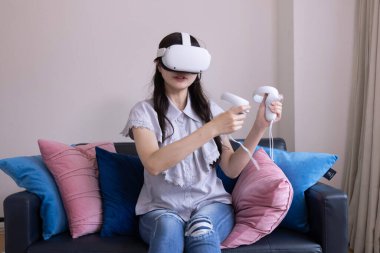 Odada VR camlarıyla oynayan bir Japon kadın. Yüksek kalite fotoğraf 06.12.2025