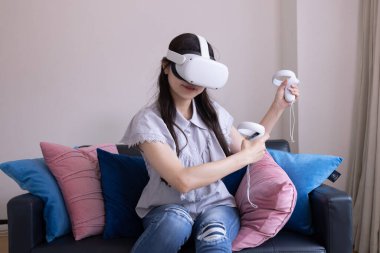 Odada VR camlarıyla oynayan bir Japon kadın. Yüksek kalite fotoğraf 06.12.2025