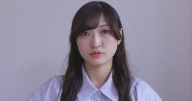 Odada Japon bir kadın yüzü var. Yüksek kalite 4K görüntü. Tokyo Japonya 06.19.2025