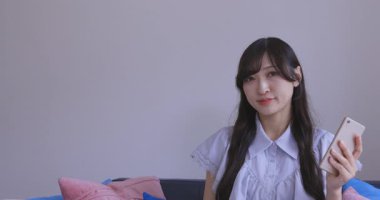 Odada Japon bir kadın yüzü var. Yüksek kalite 4K görüntü. Tokyo Japonya 06.19.2025