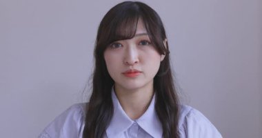 Odada Japon bir kadın yüzü var. Yüksek kalite 4K görüntü. Tokyo Japonya 06.19.2025