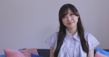 Odada Japon bir kadın yüzü var. Yüksek kalite 4K görüntü. Tokyo Japonya 06.19.2025