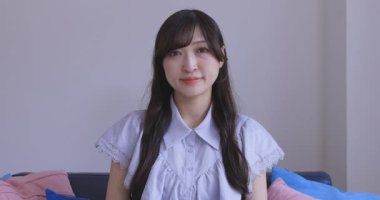 Odada Japon bir kadın yüzü var. Yüksek kalite 4K görüntü. Tokyo Japonya 06.19.2025