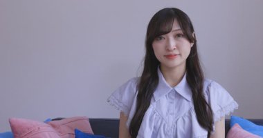 Odada Japon bir kadın yüzü var. Yüksek kalite 4K görüntü. Tokyo Japonya 06.19.2025