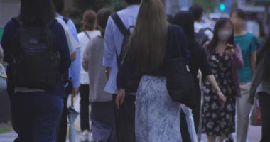 Tokyo 'daki şehir sokaklarında yürüyen insanların yavaş çekimleri. Yüksek kalite 4K görüntü. Kouto bölgesi Kachidoki Tokyo 07.16.2025 Tokyo 'nun merkezidir.. 