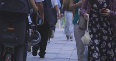 Tokyo 'daki şehir sokaklarında yürüyen insanların yavaş çekimleri. Yüksek kalite 4K görüntü. Kouto bölgesi Kachidoki Tokyo 07.16.2025 Tokyo 'nun merkezidir.. 