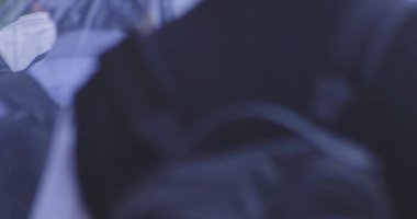 Yağmurlu bir günde Tokyo caddesinde yürüyen banliyö sakinleri. Yüksek kalite 4K görüntü. Kouto bölgesi Kachidoki Tokyo 07.16.2025 Tokyo 'nun merkezidir.. 