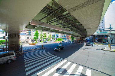 Şehirdeki trafik sıkışıklığı üst geçidin yakınından geçiyor. Yüksek kalite fotoğraf. Bunkyo bölgesi Tokyo 09.13.2024 Tokyo 'nun merkezidir.. 