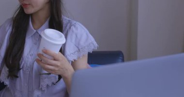 Oturma odasında elinde Card ve Smartphone olan bir Japon kadın. Yüksek kalite 4K görüntü. Tokyo Japonya 06.19.2025