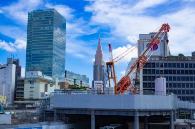 İş kasabasındaki inşaat halindeki bir vinç manzarası. Yüksek kalite fotoğraf. Shinjuku bölgesi Tokyo 07.18.2025 Tokyo 'nun merkezidir.. 