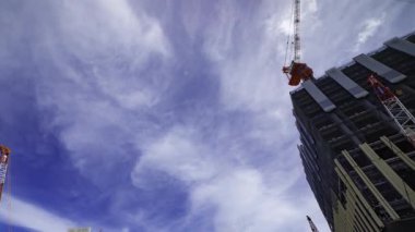 Shinjuku istasyonunun önündeki inşaat halindeki vincin zaman çizelgesi. Yüksek kalite 4K görüntü. Shinjuku bölgesi Tokyo 07.18.2025 Tokyo 'nun merkezidir.. 