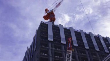 Shinjuku istasyonunun önündeki inşaat halindeki vincin zaman çizelgesi. Yüksek kalite 4K görüntü. Shinjuku bölgesi Tokyo 07.18.2025 Tokyo 'nun merkezidir.. 