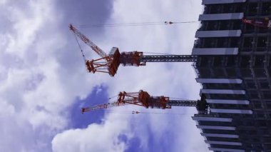 Shinjuku istasyonunun önündeki inşaat halindeki vincin zaman çizelgesi. Yüksek kalite 4K görüntü. Shinjuku bölgesi Tokyo 07.18.2025 Tokyo 'nun merkezidir.. 