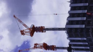 Shinjuku istasyonunun önündeki inşaat halindeki vincin zaman çizelgesi. Yüksek kalite 4K görüntü. Shinjuku bölgesi Tokyo 07.18.2025 Tokyo 'nun merkezidir.. 