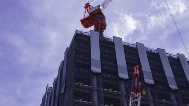 Shinjuku istasyonunun önündeki inşaat halindeki vincin zaman çizelgesi. Yüksek kalite 4K görüntü. Shinjuku bölgesi Tokyo 07.18.2025 Tokyo 'nun merkezidir.. 