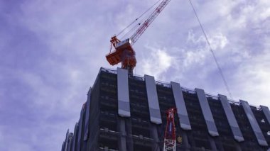 Shinjuku istasyonunun önündeki inşaat halindeki vincin zaman çizelgesi. Yüksek kalite 4K görüntü. Shinjuku bölgesi Tokyo 07.18.2025 Tokyo 'nun merkezidir.. 