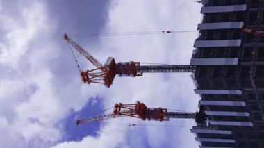 Shinjuku istasyonunun önündeki inşaat halindeki vincin zaman çizelgesi. Yüksek kalite 4K görüntü. Shinjuku bölgesi Tokyo 07.18.2025 Tokyo 'nun merkezidir.. 