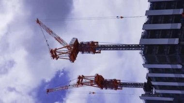 Shinjuku istasyonunun önündeki inşaat halindeki vincin zaman çizelgesi. Yüksek kalite 4K görüntü. Shinjuku bölgesi Tokyo 07.18.2025 Tokyo 'nun merkezidir.. 