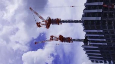 Shinjuku istasyonunun önündeki inşaat halindeki vincin zaman çizelgesi. Yüksek kalite 4K görüntü. Shinjuku bölgesi Tokyo 07.18.2025 Tokyo 'nun merkezidir.. 