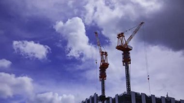 Shinjuku istasyonunun önündeki inşaat halindeki vincin zaman çizelgesi. Yüksek kalite 4K görüntü. Shinjuku bölgesi Tokyo 07.18.2025 Tokyo 'nun merkezidir.. 