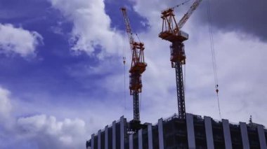 Shinjuku istasyonunun önündeki inşaat halindeki vincin zaman çizelgesi. Yüksek kalite 4K görüntü. Shinjuku bölgesi Tokyo 07.18.2025 Tokyo 'nun merkezidir.. 