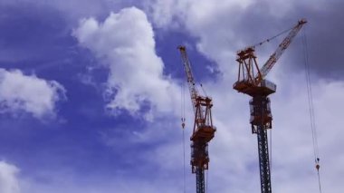 Shinjuku istasyonunun önündeki inşaat halindeki vincin zaman çizelgesi. Yüksek kalite 4K görüntü. Shinjuku bölgesi Tokyo 07.18.2025 Tokyo 'nun merkezidir.. 