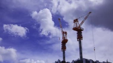 Shinjuku istasyonunun önündeki inşaat halindeki vincin zaman çizelgesi. Yüksek kalite 4K görüntü. Shinjuku bölgesi Tokyo 07.18.2025 Tokyo 'nun merkezidir.. 