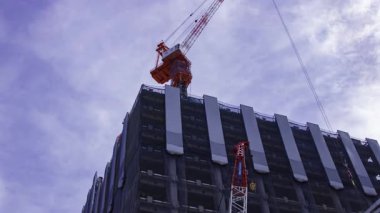 Shinjuku istasyonunun önündeki inşaat halindeki vincin zaman çizelgesi. Yüksek kalite 4K görüntü. Shinjuku bölgesi Tokyo 07.18.2025 Tokyo 'nun merkezidir.. 