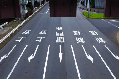 Tokyo 'daki şehir caddesindeki boş caddenin fotoğrafı. Yüksek kalite fotoğraf. Chuo Bölgesi Higashiginza Tokyo Japonya 07.07.2025 Tokyo 'nun merkezidir. Tercüme et.