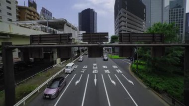 Tokyo 'daki şehir caddesinde trafik sıkışıklığı zamanı. Yüksek kalite 4K görüntü. Chuo Bölgesi Higashiginza Tokyo Japonya 07.07.2025 Tokyo 'nun merkezidir. Temel metindeki çeviri