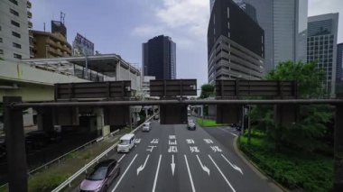 Tokyo 'daki şehir caddesinde trafik sıkışıklığı zamanı. Yüksek kalite 4K görüntü. Chuo Bölgesi Higashiginza Tokyo Japonya 07.07.2025 Tokyo 'nun merkezidir. Temel metindeki çeviri