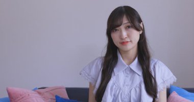 Japon bir kadın oturma odasında akıllı telefondan alışveriş yapıyor. Yüksek kalite 4K görüntü. Tokyo Japonya 06.12.2025