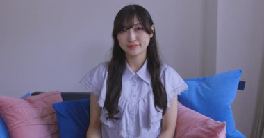 Japon bir kadın oturma odasında akıllı telefondan alışveriş yapıyor. Yüksek kalite 4K görüntü. Tokyo Japonya 06.12.2025