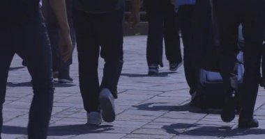 Tokyo 'da gündüz vakti sokakta yürüyen insanlar. Yüksek kalite 4K görüntü. Shinjuku Bölgesi Yotsuya Tokyo Japonya 08.08.2025 Tokyo 'nun merkezidir.. 