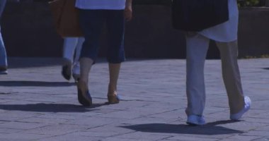 Tokyo 'da gündüz vakti sokakta yürüyen insanlar. Yüksek kalite 4K görüntü. Shinjuku Bölgesi Yotsuya Tokyo Japonya 08.08.2025 Tokyo 'nun merkezidir.. 