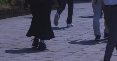 Tokyo 'da gündüz vakti sokakta yürüyen insanlar. Yüksek kalite 4K görüntü. Shinjuku Bölgesi Yotsuya Tokyo Japonya 08.08.2025 Tokyo 'nun merkezidir.. 