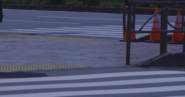 Tokyo 'da gündüz vakti sokakta yürüyen insanlar. Yüksek kalite 4K görüntü. Shinjuku Bölgesi Yotsuya Tokyo Japonya 08.08.2025 Tokyo 'nun merkezidir.. 