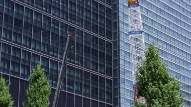 Tokyo 'daki iş kasabasında yapım aşamasında olan bir vinç zaman çizelgesi. Yüksek kalite 4K görüntü. Chiyoda bölgesi Otemachi Tokyo 08.21.2025 Tokyo 'nun merkezidir.. 