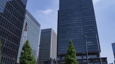 Tokyo 'daki iş kasabasında yapım aşamasında olan bir vinç zaman çizelgesi. Yüksek kalite 4K görüntü. Chiyoda bölgesi Otemachi Tokyo 08.21.2025 Tokyo 'nun merkezidir.. 