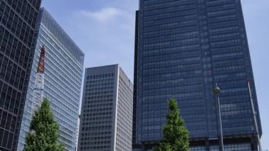 Tokyo 'daki iş kasabasında yapım aşamasında olan bir vinç zaman çizelgesi. Yüksek kalite 4K görüntü. Chiyoda bölgesi Otemachi Tokyo 08.21.2025 Tokyo 'nun merkezidir.. 