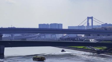 Tokyo 'da nehirde yüzen bir geminin zaman çizelgesi. Yüksek kalite 4K görüntü. Koto bölgesi Ariake Tokyo 08.21.2025