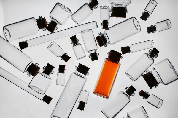 Volledige Glazen Flessen Tussen Vele Lege Flessen Chaotische Volgorde — Stockfoto