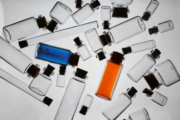 Botellas Vidrio Lleno Entre Muchas Botellas Vacías Orden Caótico — Foto de Stock