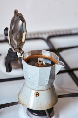 Gaz ocağındaki bir gayzer kahve makinesi bir porsiyon kahve üretir.
