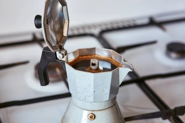 Een Geiser Koffiezetapparaat Een Gasfornuis Produceert Een Portie Koffie Stockafbeelding