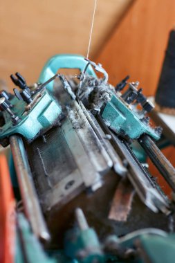 Yanında işçilerin olmadığı basit bir örgü makinesi.