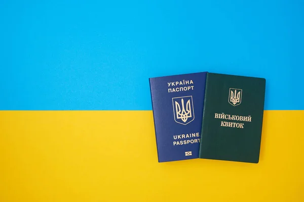 Украинский Зеленый Военный Билет Украинский Национальный Флаг Верхней Части Перевод — стоковое фото