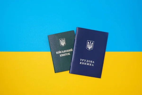Oekraïense Groene Militaire Ticket Vertaling Military Blauwe Oekraïense Arbeidsgeschiedenis Vertaling Stockfoto