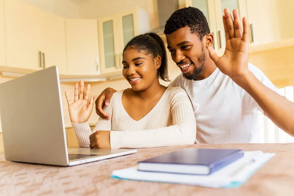Mutlu çift yeni evlerinden aileleriyle görüntülü konuşma yapıyor..
