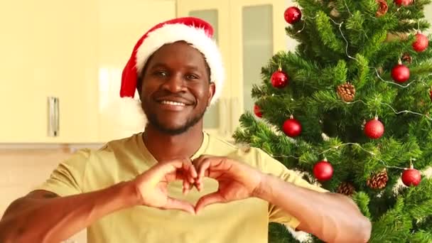 Afroamerikanischer Mann Mit Schneeweißem Lächeln Weihnachtsmütze Schaut Die Kamera Der — Stockvideo